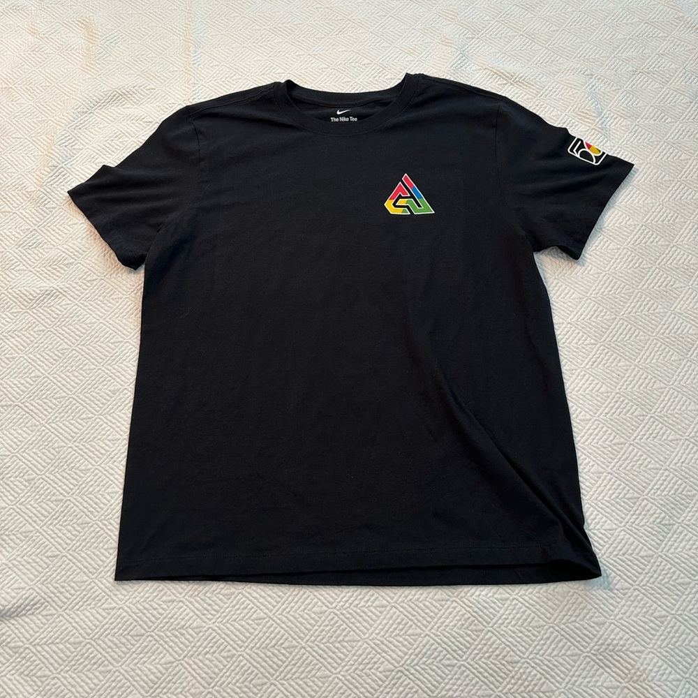 Giannis Antetokounmpo x UNO x Nike Tee-Shirt